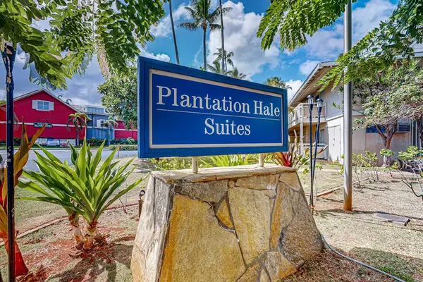 With three outdoor swimming pools, whirlpool spas, central laundry facilities, barbecue areas, shuffleboard, and a putting green, there's no shortage of activities to enjoy on-site.