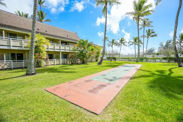 With three outdoor swimming pools, whirlpool spas, central laundry facilities, barbecue areas, shuffleboard, and a putting green, there's no shortage of activities to enjoy on-site.