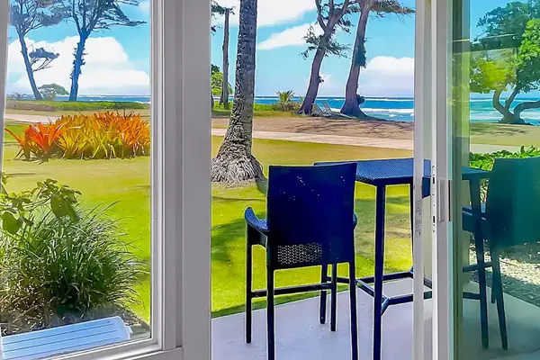 Outdoor dining with tropical scenery