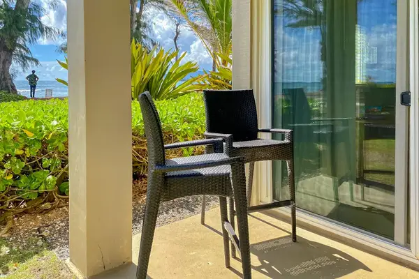 Private lanai with outdoor seating