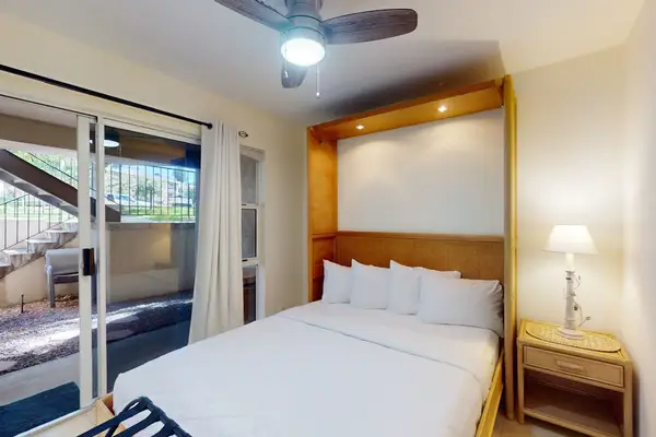 Cozy Guest Bedroom With Lanai Access
