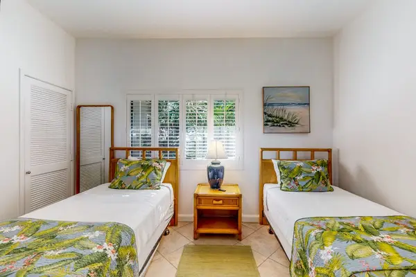Bright Twin Bedroom Perfect For Family Stays