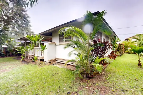 Relax among vibrant greenery in the welcoming backyard throughout your island stay