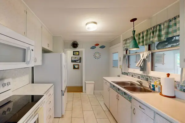 Create memorable family dinners inside this inviting fully equipped kitchen every evening