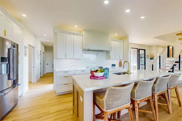 Bright Gourmet Kitchen And Breakfast Bar