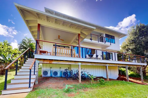 Welcoming Home Exterior With Island Charm