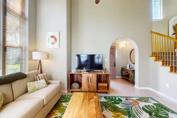 Spacious Tropical Living Room Designed For Ultimate Comfort