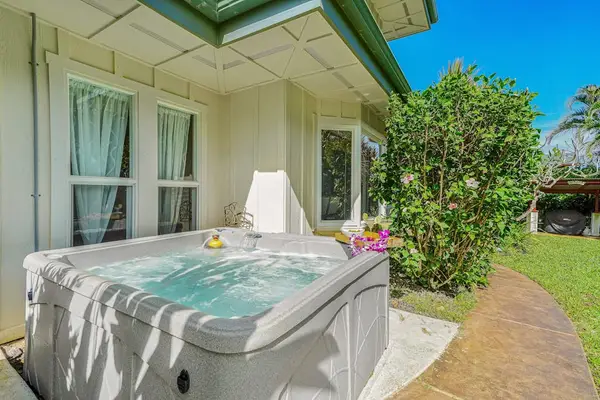 Private lanai with a hot tub so that you can spend a nice relaxing evening in.