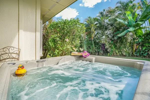 Private lanai with a hot tub so that you can spend a nice relaxing evening in.
