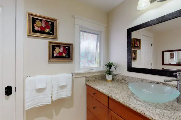 Guest bathroom tub/shower combo.