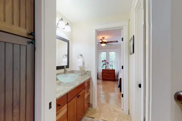 Guest bathroom tub/shower combo.