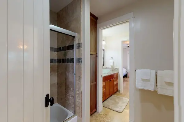 Guest bathroom tub/shower combo.