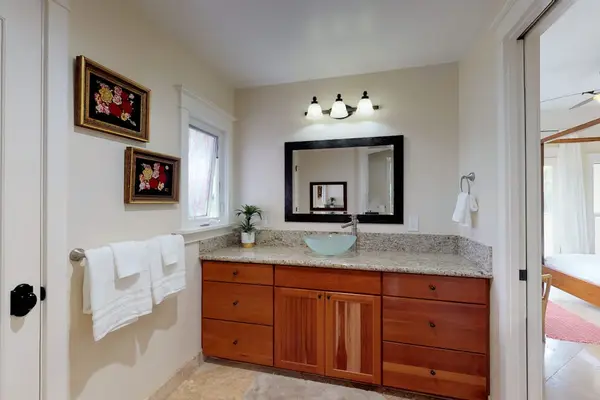 Guest bathroom tub/shower combo.