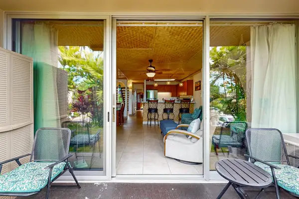Private lanai with outdoor seating