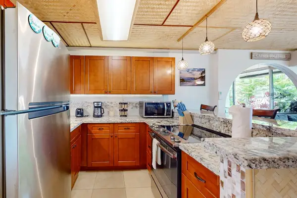 Fully equipped kitchen with granite counters