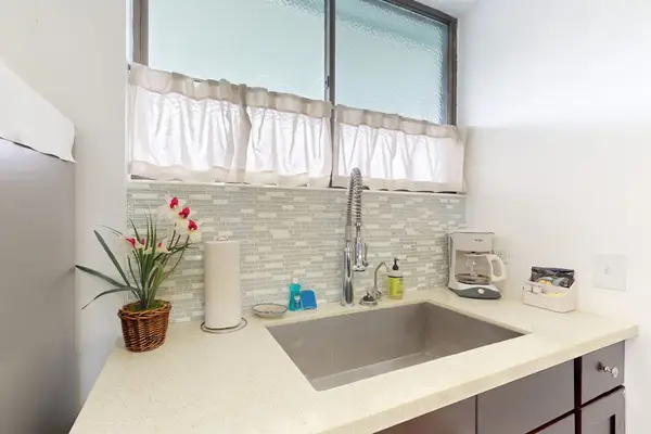 Fresh Kitchen With Stylish Backsplash