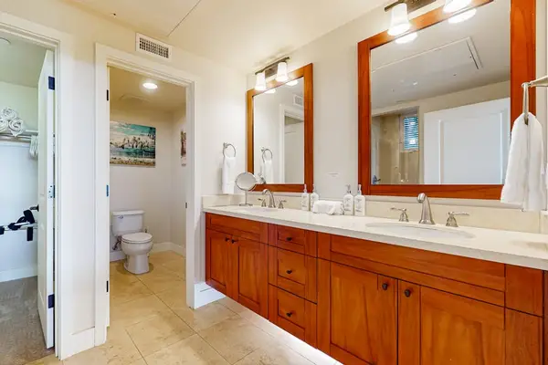 Refresh in the Spacious Full Bathroom