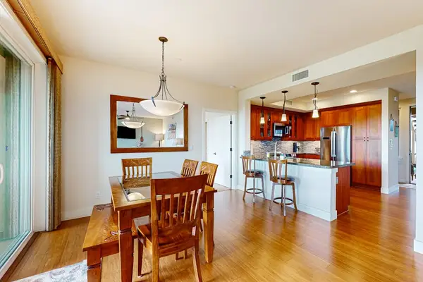 Dine Together in Island Comfort
