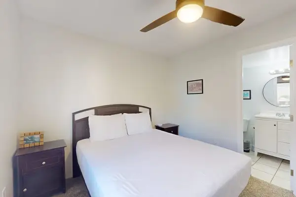 Quiet Bedroom Near The Ensuite Bath