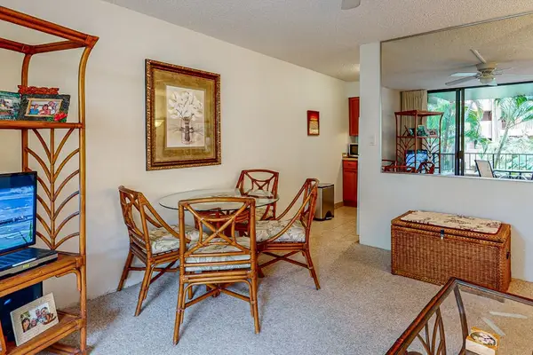 Cozy Dining For Island Gatherings