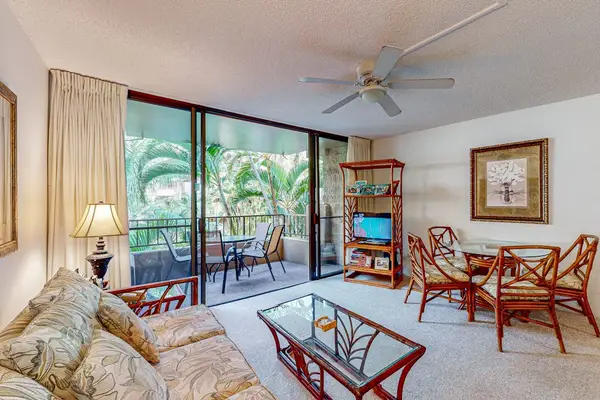 Bright Tropical Living Retreat