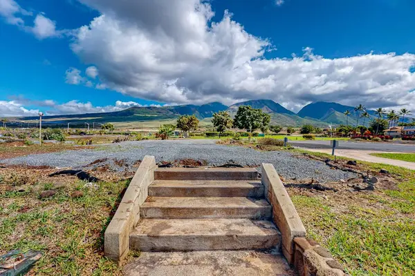 Discover Maui's spectacular mountain landscape from the resort's scenic surroundings.