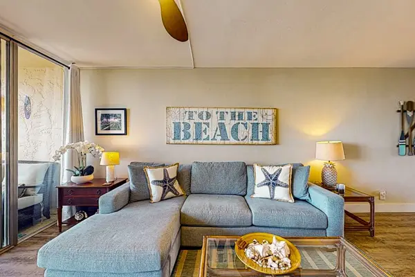 Living room with comfortable seating and views out over the lanai.