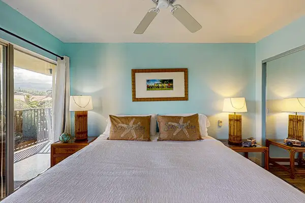 Master bedroom with king bed, lanai access and ensuite bathroom