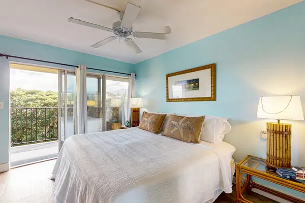 Master bedroom with king bed, lanai access and ensuite bathroom