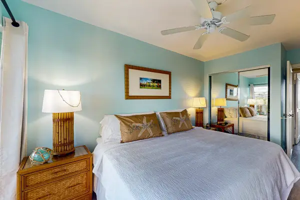 Master bedroom with king bed, lanai access and ensuite bathroom