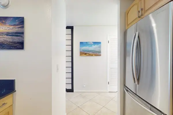 Modern Stainless Steel Refrigerator and Kitchen Wall Décor