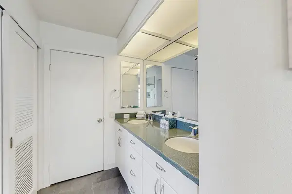 Start and end your day comfortably in the full bathroom.