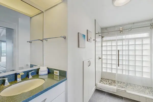 Refresh and unwind in this clean, comfortable full bathroom.