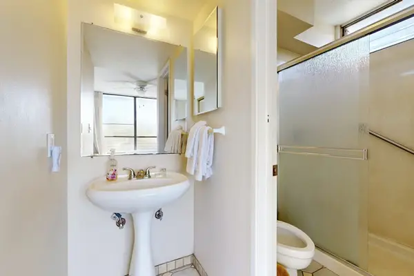 Refresh in the Spacious Full Bathroom