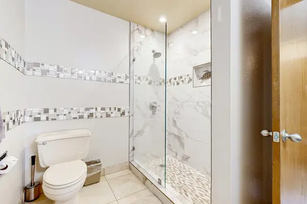 Walk-in shower with modern finishes