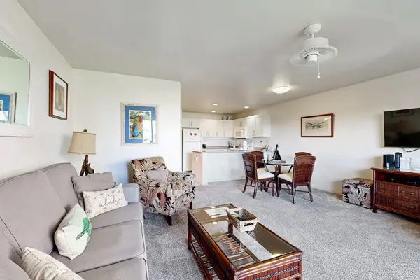 Ceiling fans and generous seating make this lounge comfortable year-round