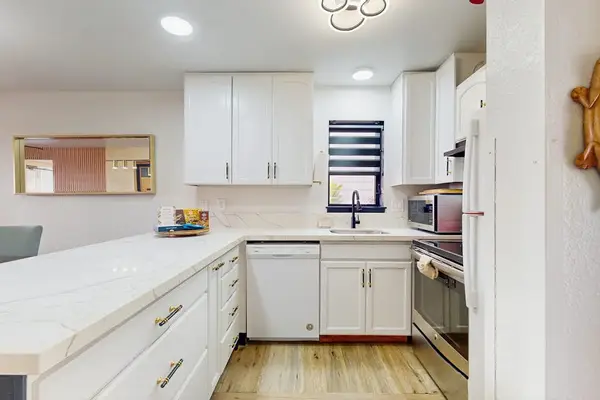 Fully Equipped Gourmet Kitchen