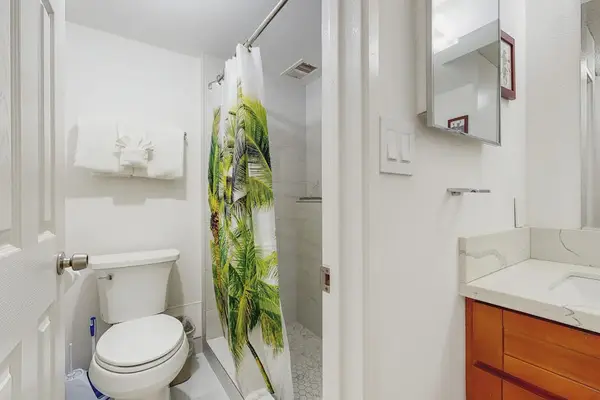 Fresh And Bright Full Bathroom