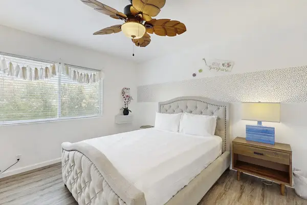 Guest room with queen bed
