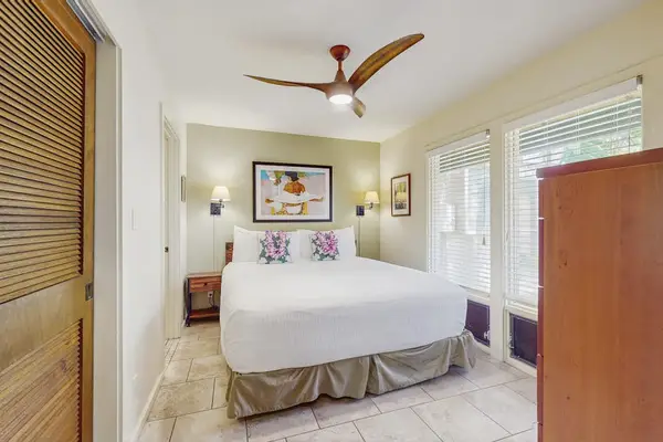 Bright Bedroom With Cozy Island Style