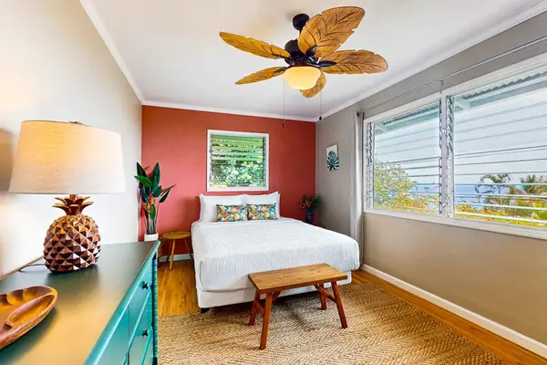 Bright double bedroom with accent wall & bench