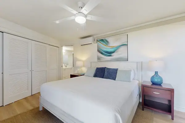 Restful King Sanctuary Drenched In Calm Coastal Tones