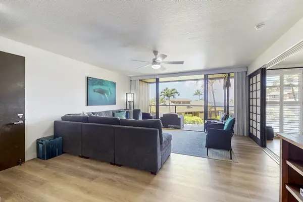 Sunlit Great Room With Endless Views Of Paradise