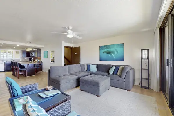 Generous Open Living Lounge For Unforgettable Family Gatherings