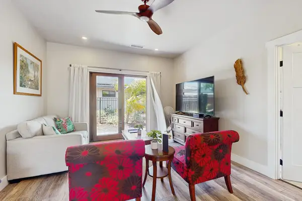 Cozy Guest Suite With Private Lounge