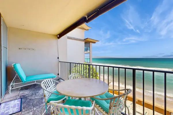 Savor your morning coffee on the private lanai overlooking the sparkling Pacific Ocean.