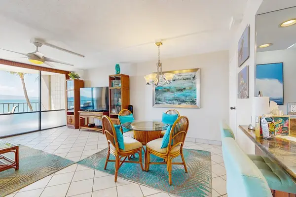 Dining With Tropical Ocean Ambiance