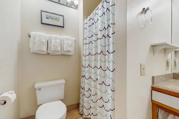Fresh Coastal-Inspired Full Bathroom