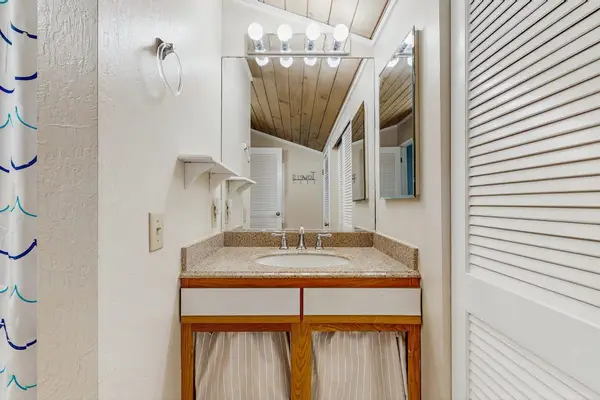 Bright & Serene Full Bathroom Retreat