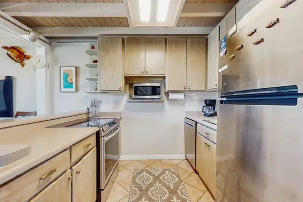 Bright Kitchen With Breakfast Bar
